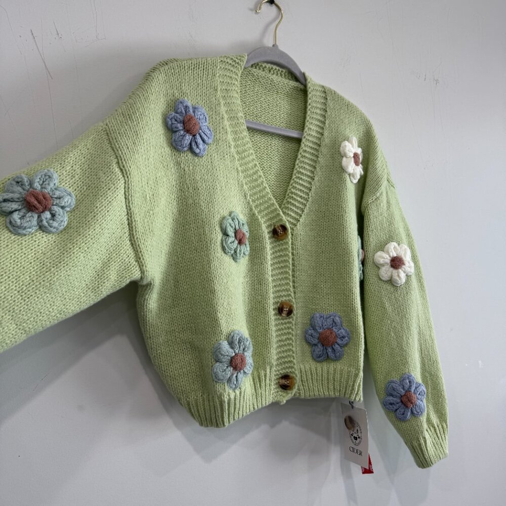 Cider Knit V-neck Button Flower Cardigan NWT, Size M - Picture 8 of 17